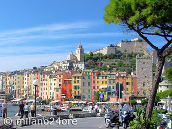 Portovenere - am Hafen stehen die Wohnhäuser wie eine Bastion